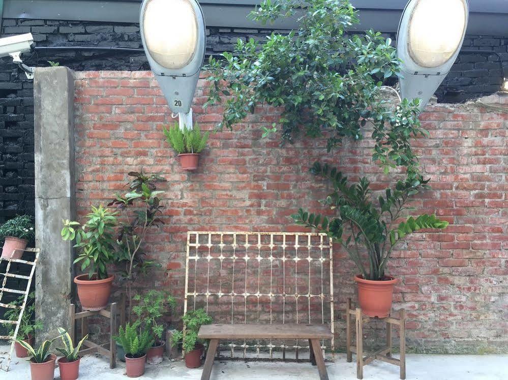 被愛咖啡小旅館 Birdeye Garden Tainan Bagian luar foto
